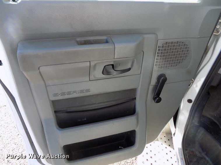 image for item DE0420 2009 Ford E350 Starcraft shuttle bus