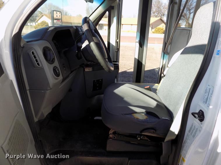 image for item DE0420 2009 Ford E350 Starcraft shuttle bus