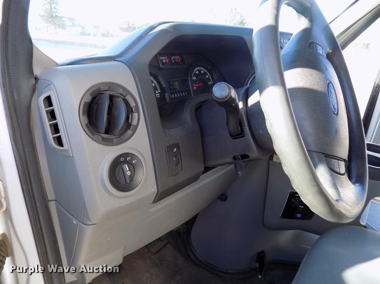 image for item DE0420 2009 Ford E350 Starcraft shuttle bus