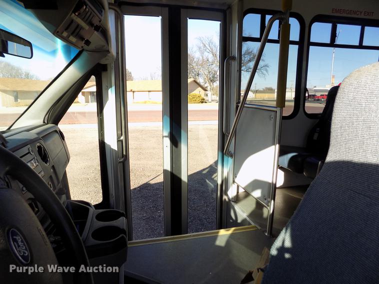 image for item DE0420 2009 Ford E350 Starcraft shuttle bus