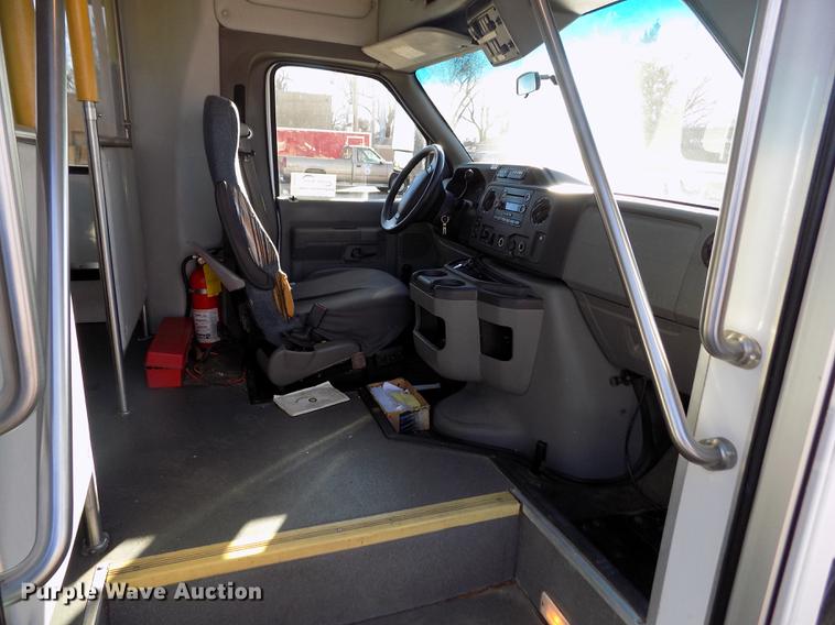 image for item DE0420 2009 Ford E350 Starcraft shuttle bus