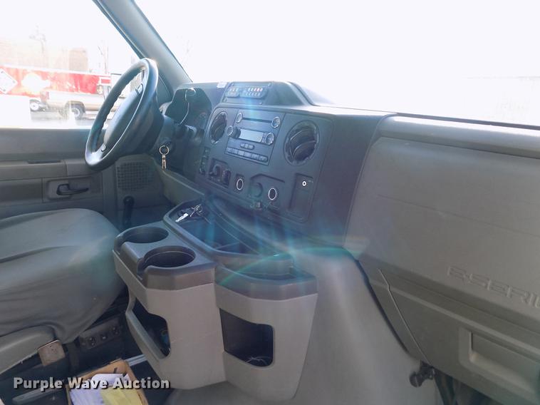 image for item DE0420 2009 Ford E350 Starcraft shuttle bus