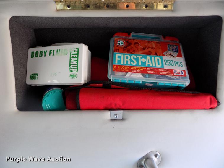 image for item DE0420 2009 Ford E350 Starcraft shuttle bus