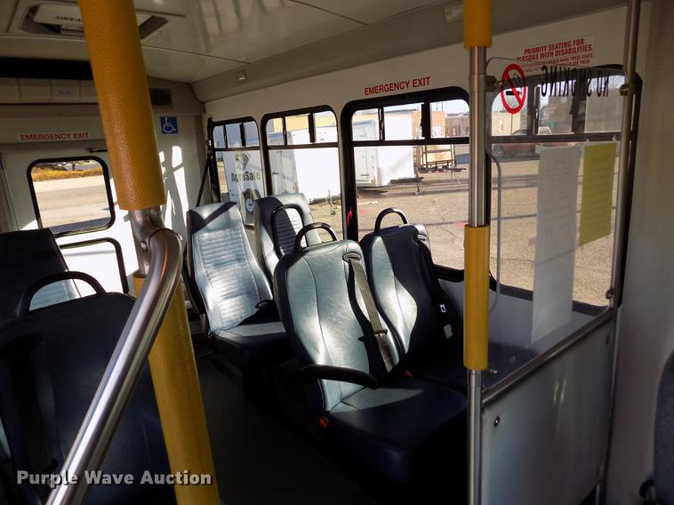 image for item DE0420 2009 Ford E350 Starcraft shuttle bus