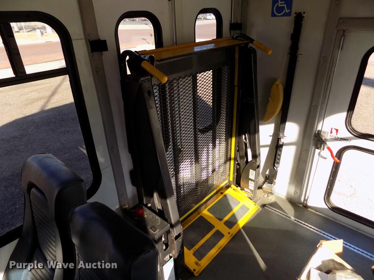 image for item DE0420 2009 Ford E350 Starcraft shuttle bus