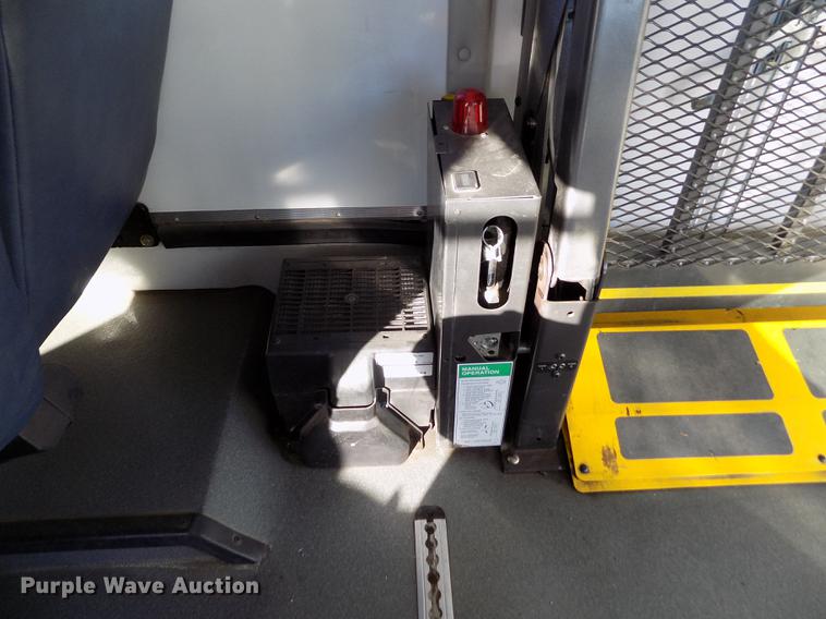 image for item DE0420 2009 Ford E350 Starcraft shuttle bus