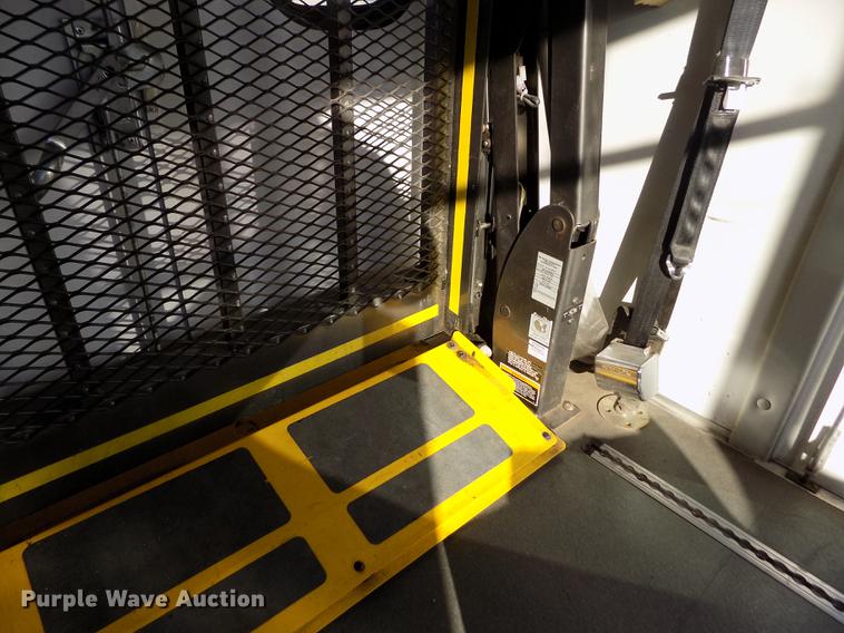 image for item DE0420 2009 Ford E350 Starcraft shuttle bus