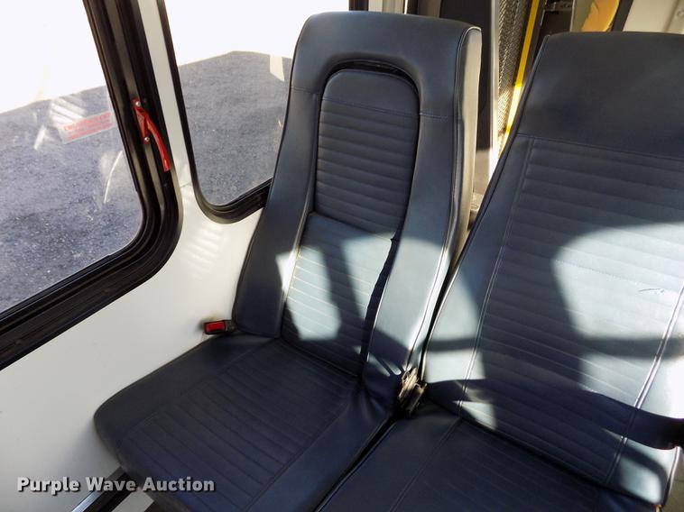 image for item DE0420 2009 Ford E350 Starcraft shuttle bus