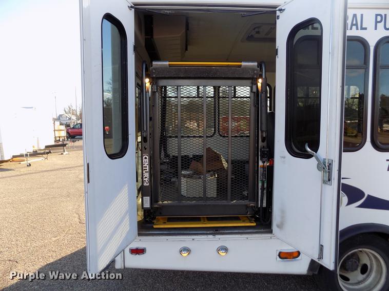 image for item DE0420 2009 Ford E350 Starcraft shuttle bus