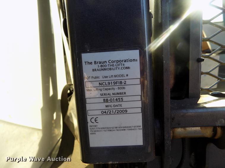 image for item DE0420 2009 Ford E350 Starcraft shuttle bus