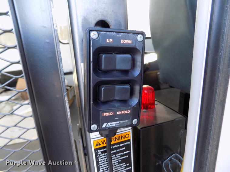 image for item DE0420 2009 Ford E350 Starcraft shuttle bus