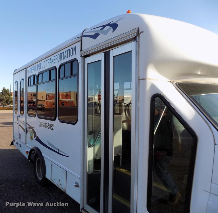 image for item DE0420 2009 Ford E350 Starcraft shuttle bus