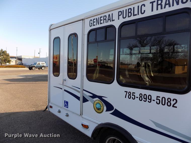 image for item DE0420 2009 Ford E350 Starcraft shuttle bus