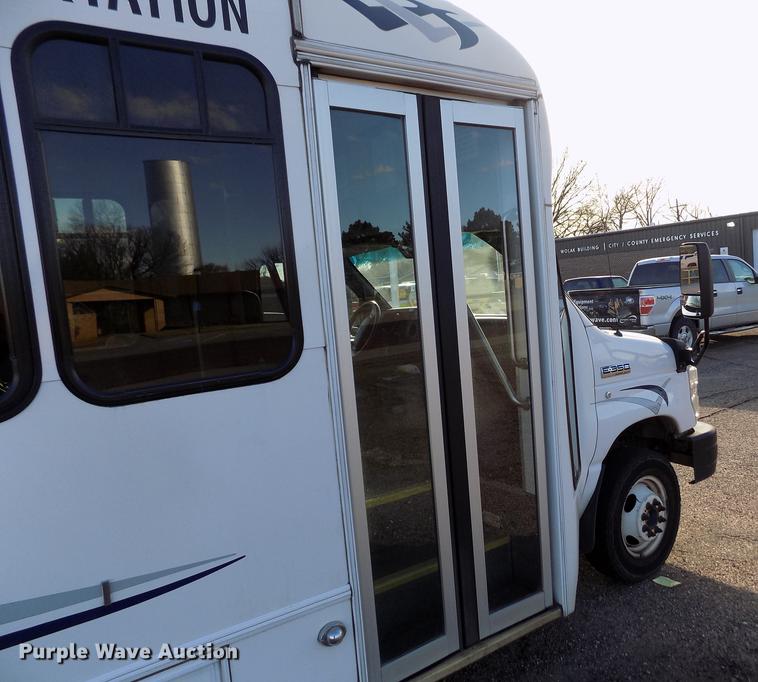 image for item DE0420 2009 Ford E350 Starcraft shuttle bus