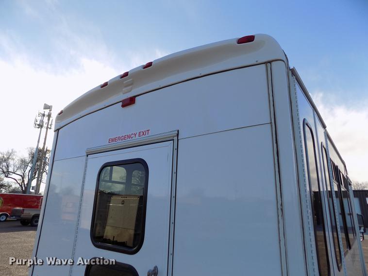 image for item DE0420 2009 Ford E350 Starcraft shuttle bus
