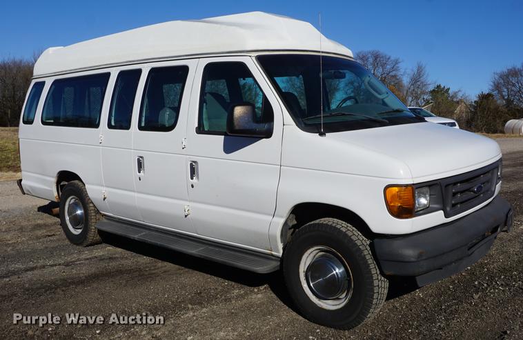 image for item DE3356 2003 Ford E350 Super Duty van