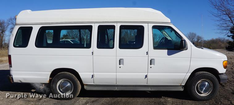 image for item DE3356 2003 Ford E350 Super Duty van