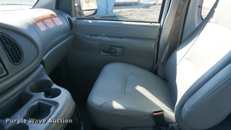 image for item DE3356 2003 Ford E350 Super Duty van