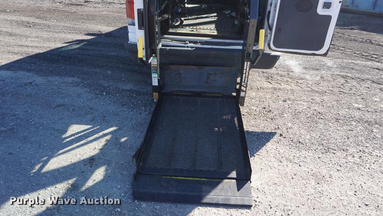 image for item DE3356 2003 Ford E350 Super Duty van