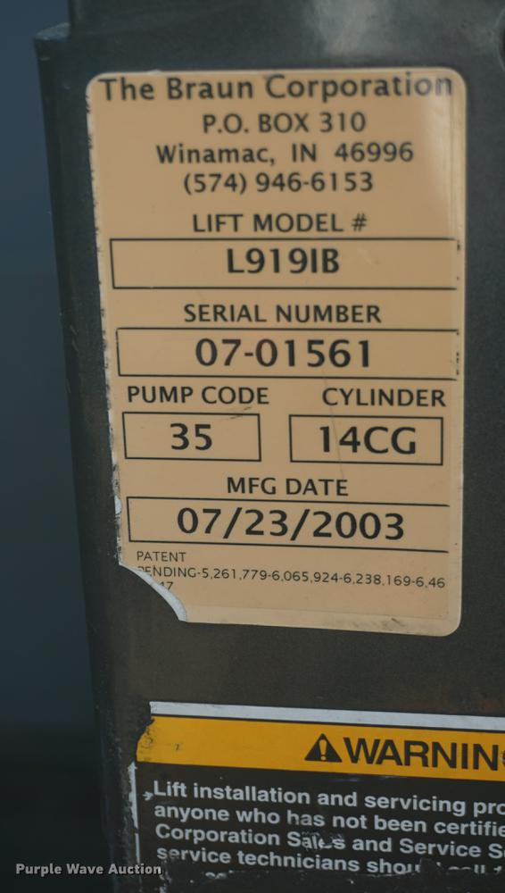 image for item DE3356 2003 Ford E350 Super Duty van