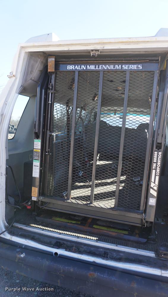image for item DE3356 2003 Ford E350 Super Duty van