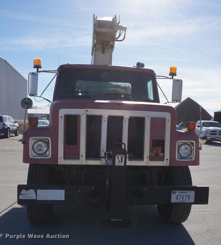 image for item DE3359 1989 International S2500 crane truck