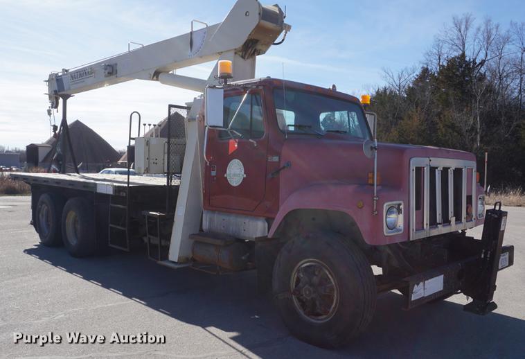 image for item DE3359 1989 International S2500 crane truck