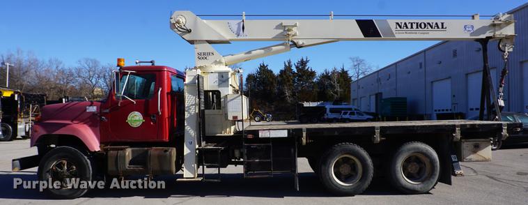 image for item DE3359 1989 International S2500 crane truck