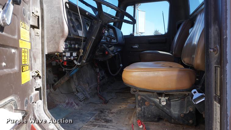 image for item DE3359 1989 International S2500 crane truck