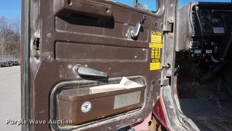 image for item DE3359 1989 International S2500 crane truck