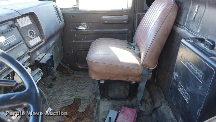 image for item DE3359 1989 International S2500 crane truck