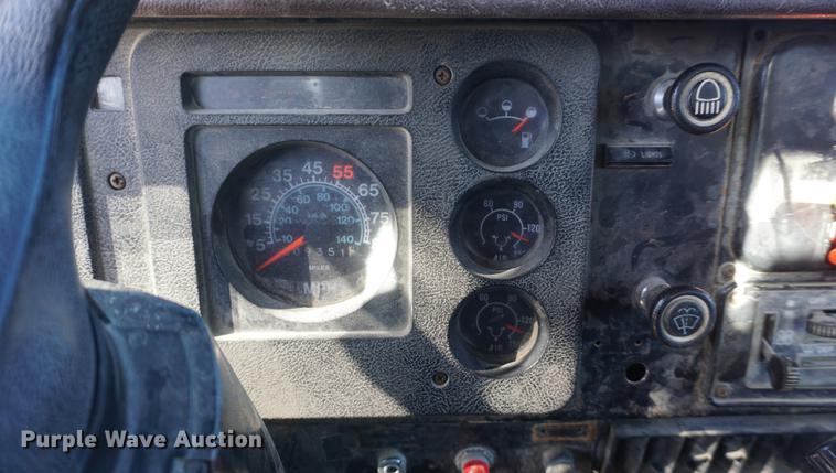 image for item DE3359 1989 International S2500 crane truck