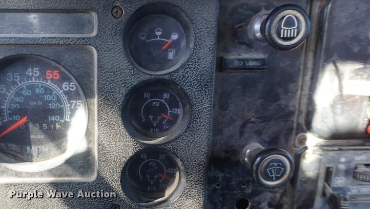 image for item DE3359 1989 International S2500 crane truck