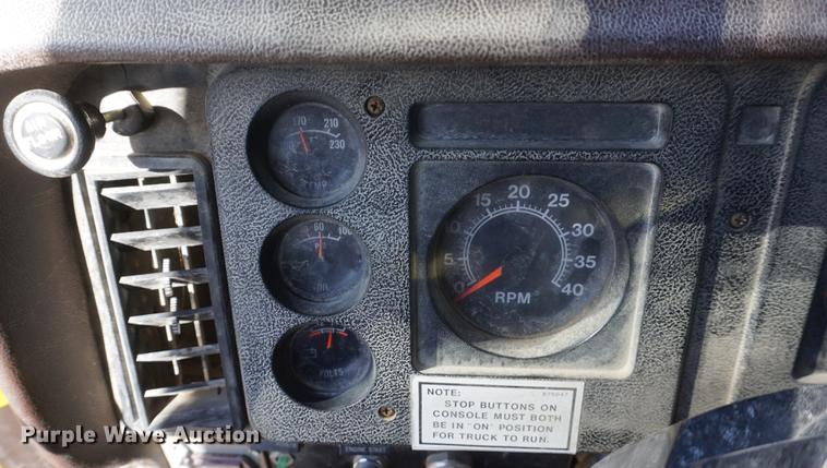 image for item DE3359 1989 International S2500 crane truck