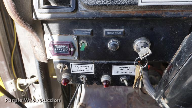 image for item DE3359 1989 International S2500 crane truck