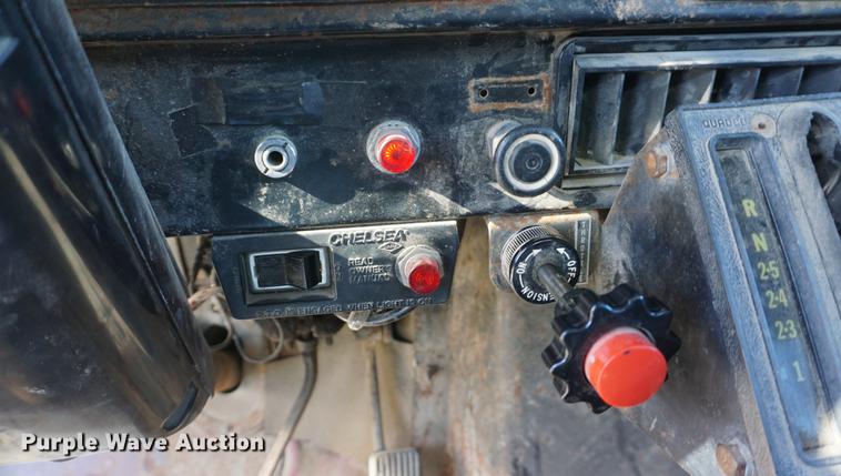 image for item DE3359 1989 International S2500 crane truck