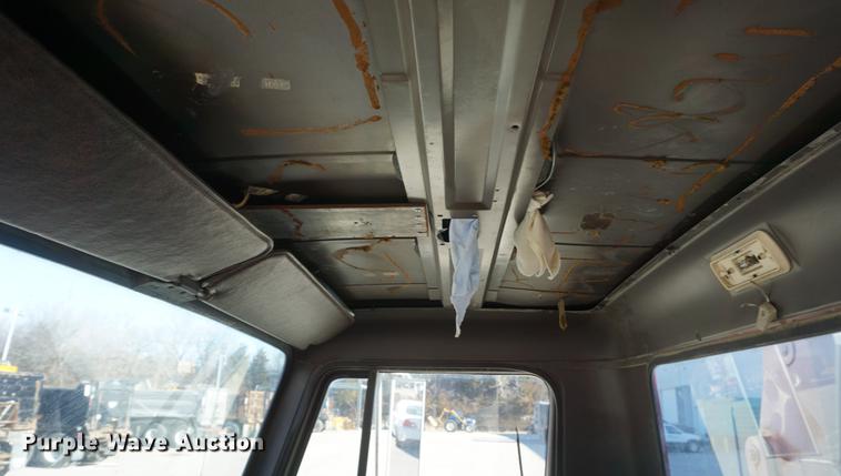 image for item DE3359 1989 International S2500 crane truck