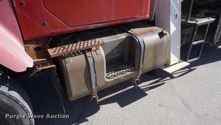 image for item DE3359 1989 International S2500 crane truck