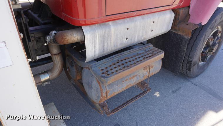 image for item DE3359 1989 International S2500 crane truck