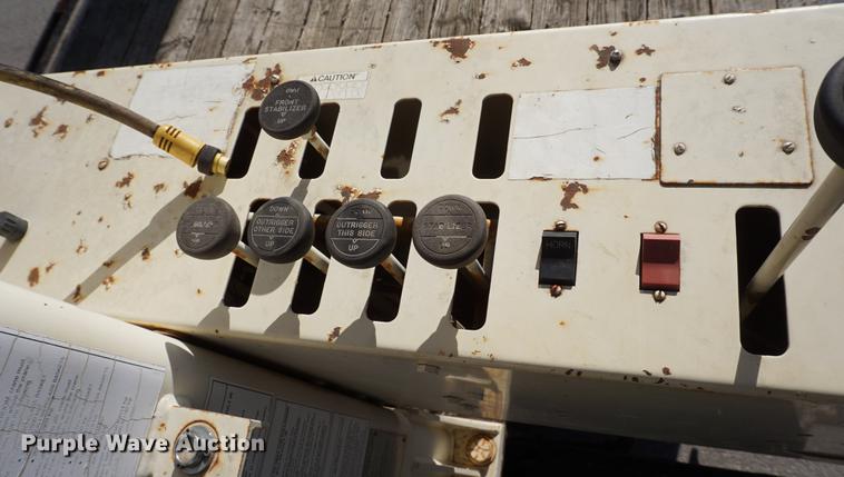 image for item DE3359 1989 International S2500 crane truck