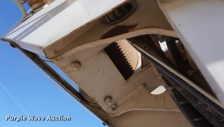 image for item DE3359 1989 International S2500 crane truck