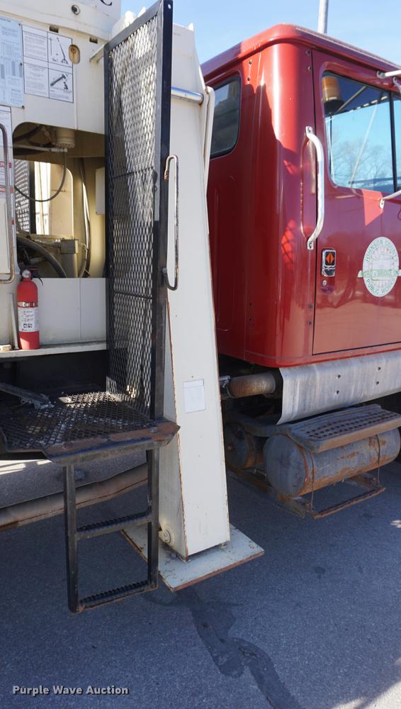 image for item DE3359 1989 International S2500 crane truck