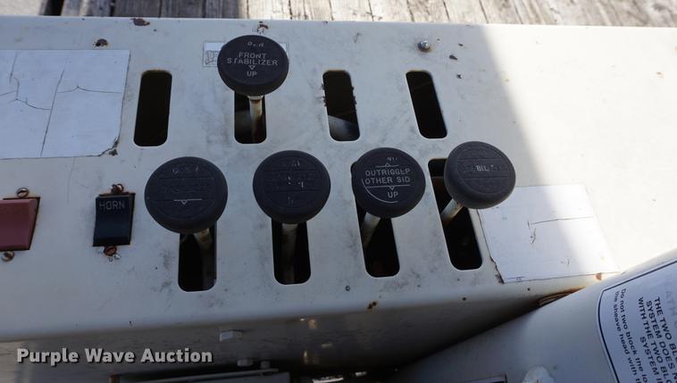 image for item DE3359 1989 International S2500 crane truck