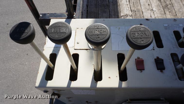 image for item DE3359 1989 International S2500 crane truck