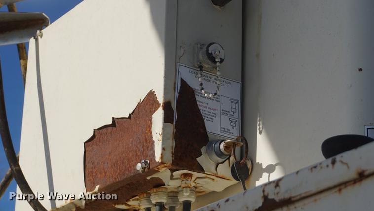 image for item DE3359 1989 International S2500 crane truck