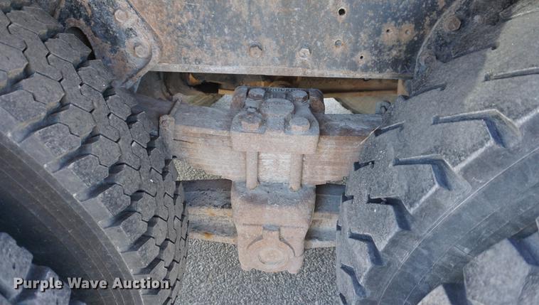 image for item DE3359 1989 International S2500 crane truck