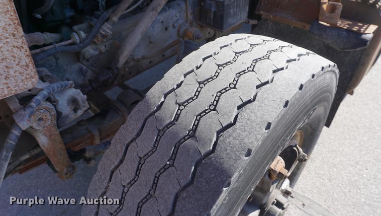 image for item DE3359 1989 International S2500 crane truck