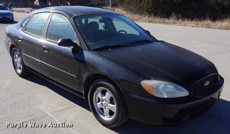 image for item DE3362 2004 Ford Taurus