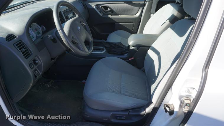 image for item DE3364 2005 Ford Escape Hybrid SUV