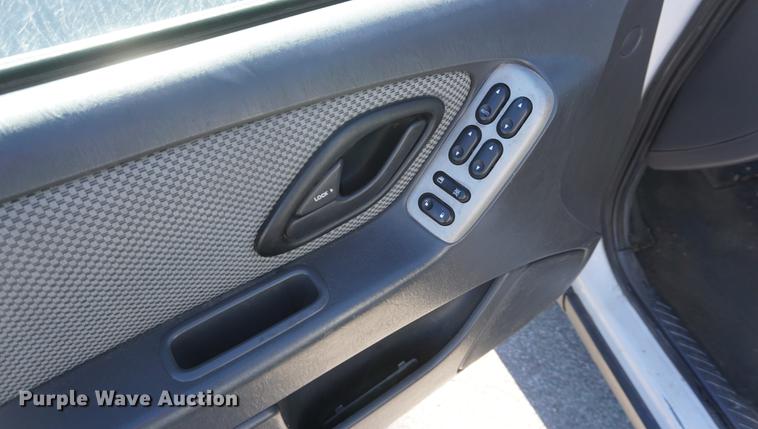 image for item DE3364 2005 Ford Escape Hybrid SUV